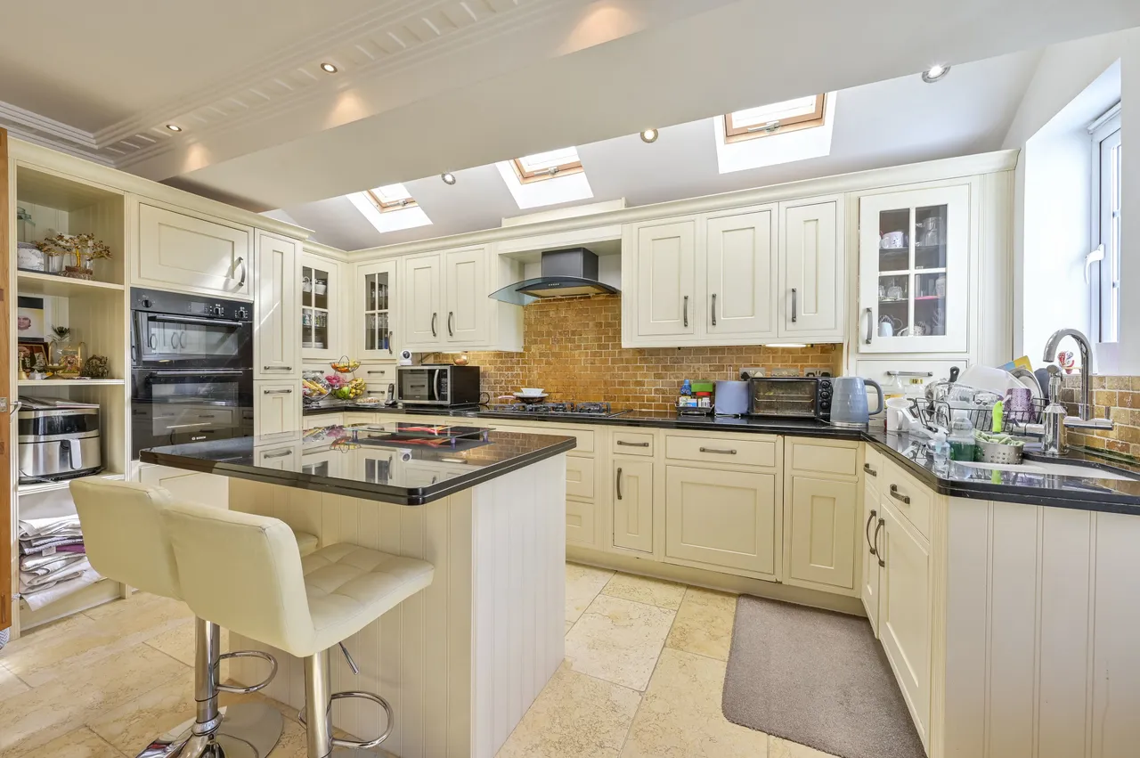 95 Gladstone Road, London, photo 2
