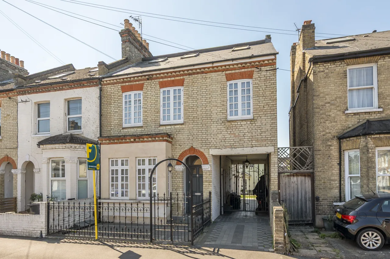5 bed house for sale — 95 Gladstone Road, London