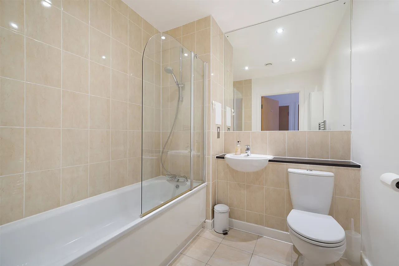 Russells Crescent, Horley, RH6, photo 7