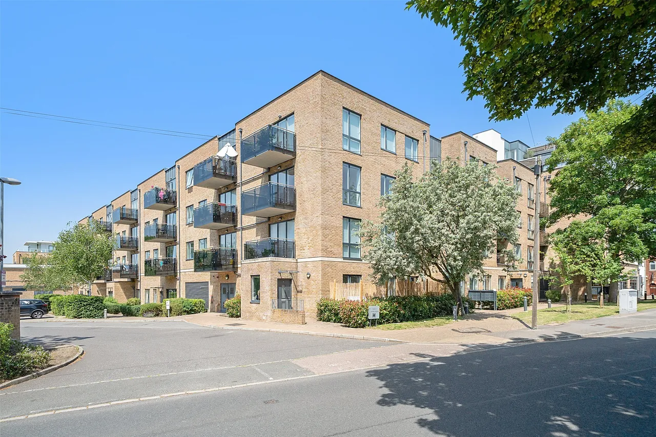 Russells Crescent, Horley, RH6, photo 6