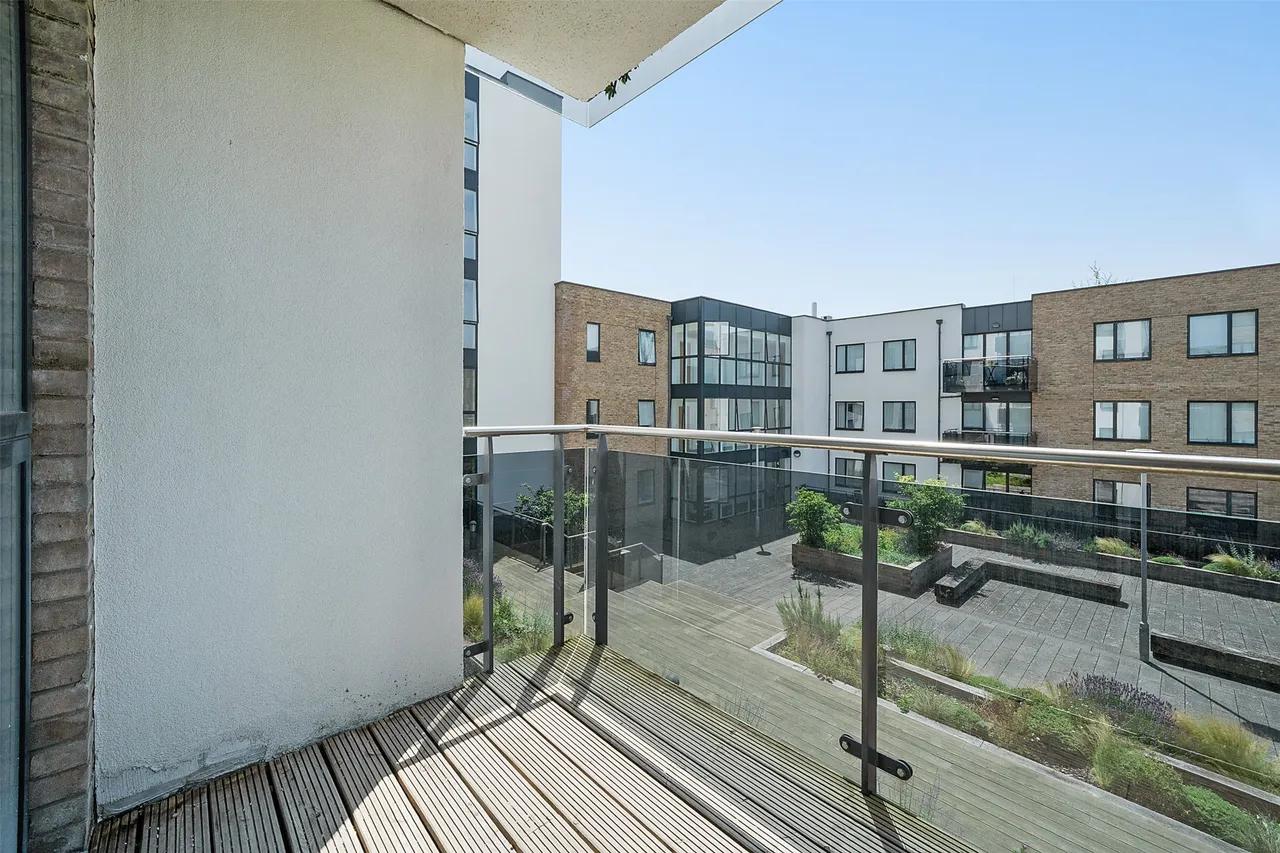 2 bed property for sale, Russells Crescent, Horley, RH6