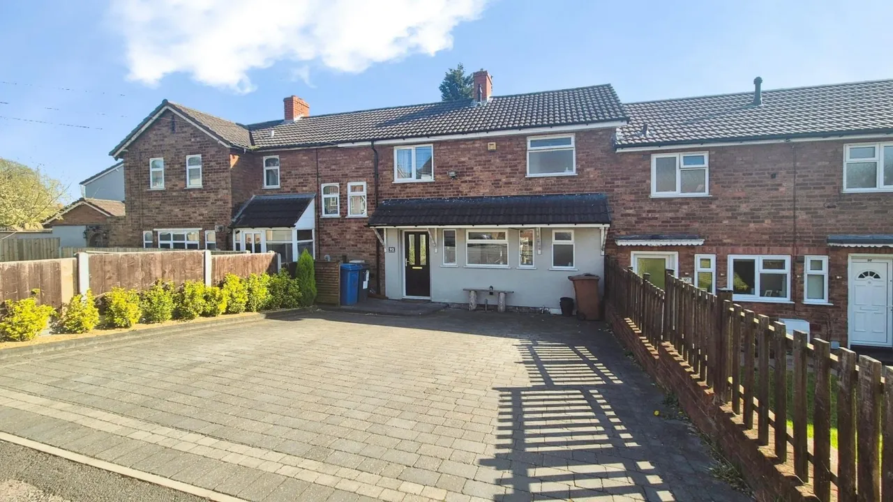 2 bed house for sale — Birch Avenue, Burntwood