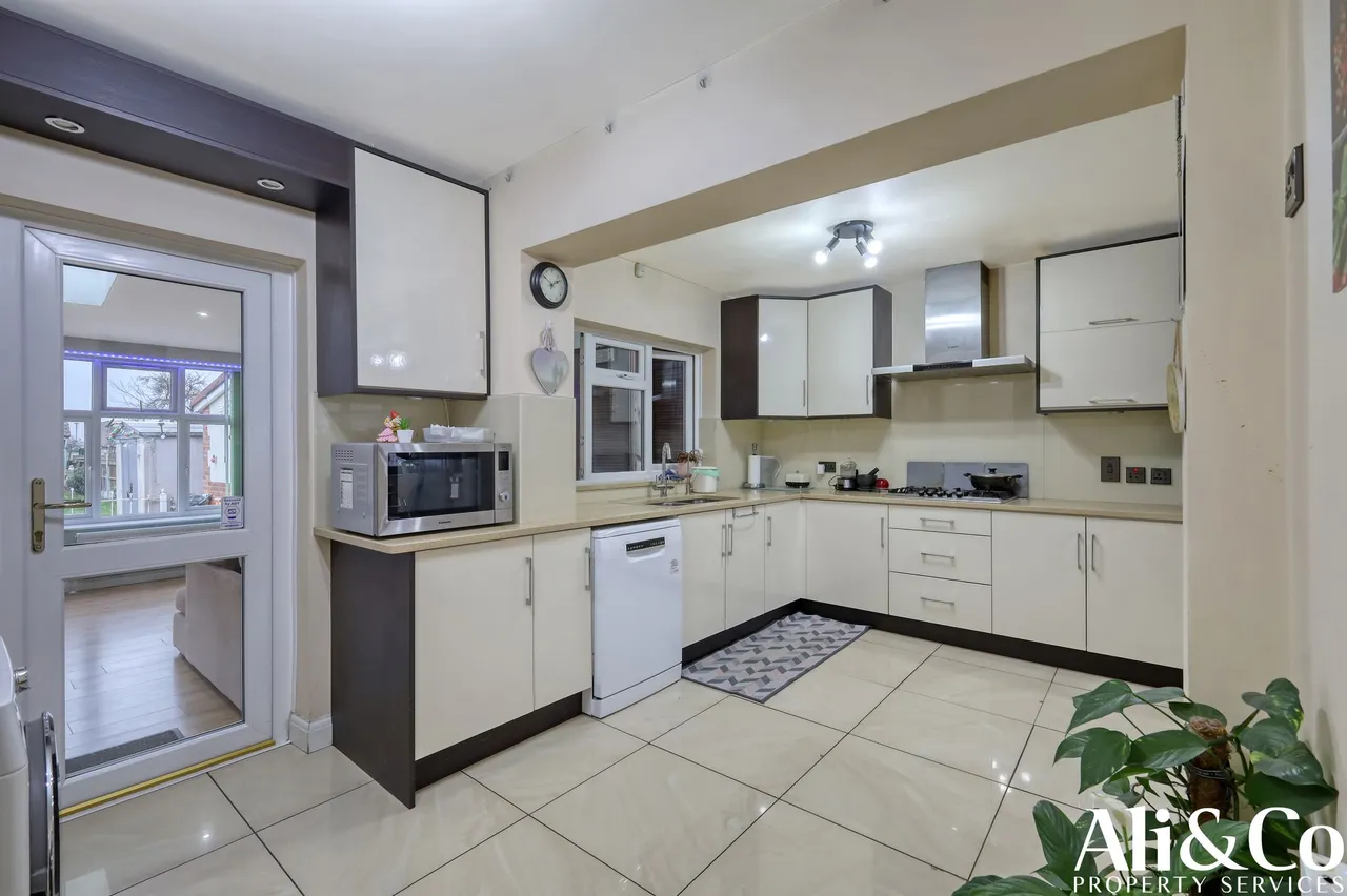 Lodge Lane, Grays, Essex, RM17 5PT, photo 3