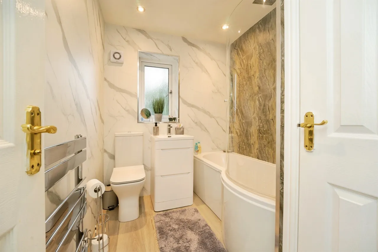 Plover Drive, Batley, WF17, photo 5