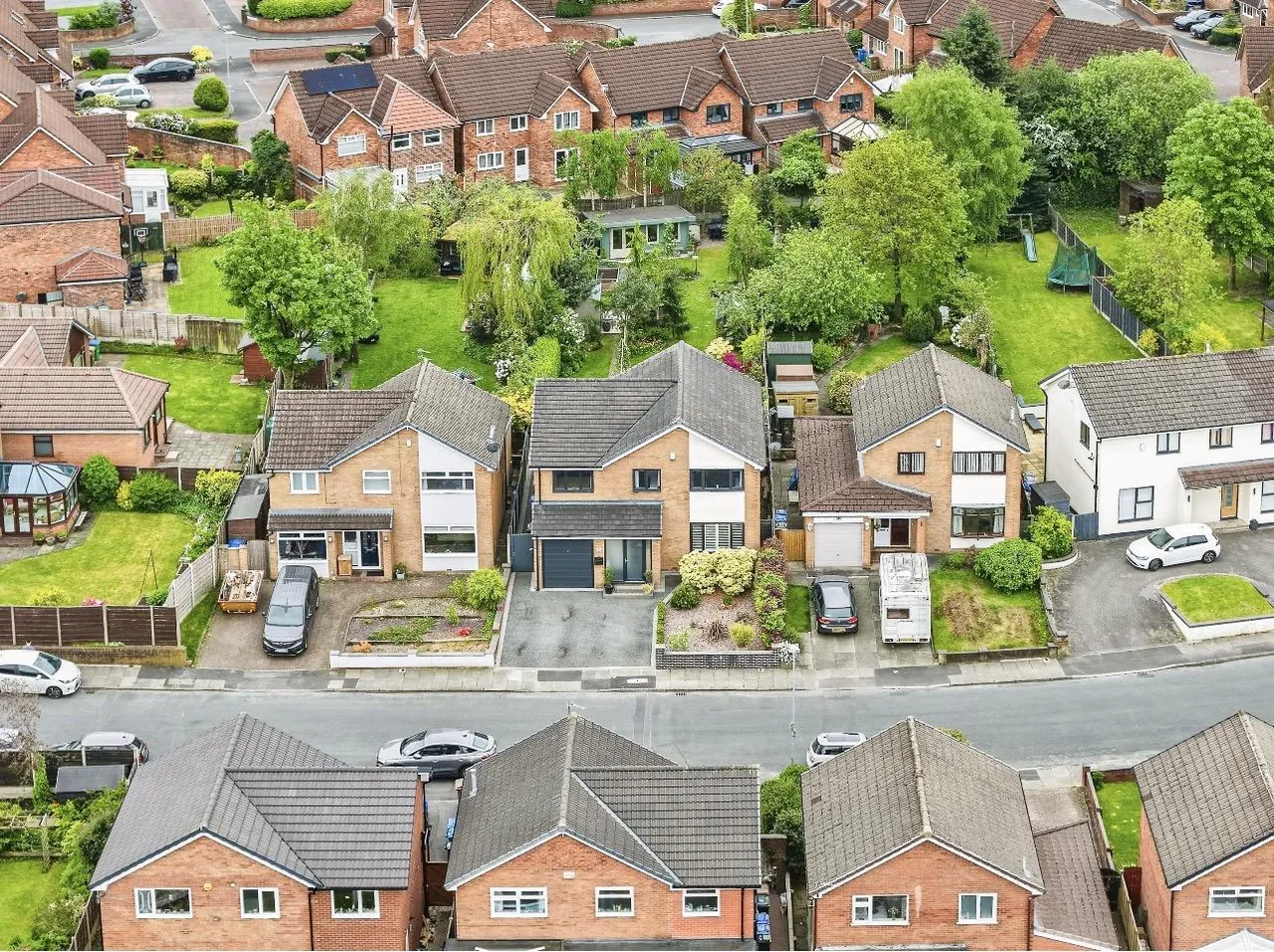 Salisbury Avenue, Hopwood, OL10, photo 17