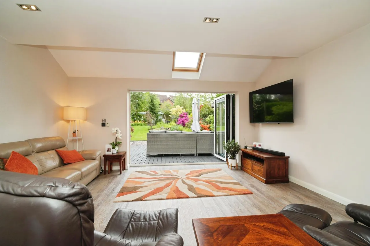 Salisbury Avenue, Hopwood, OL10, photo 28