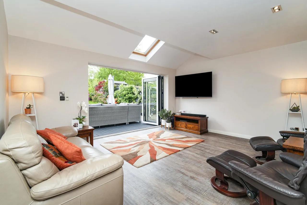 Salisbury Avenue, Hopwood, OL10, photo 4