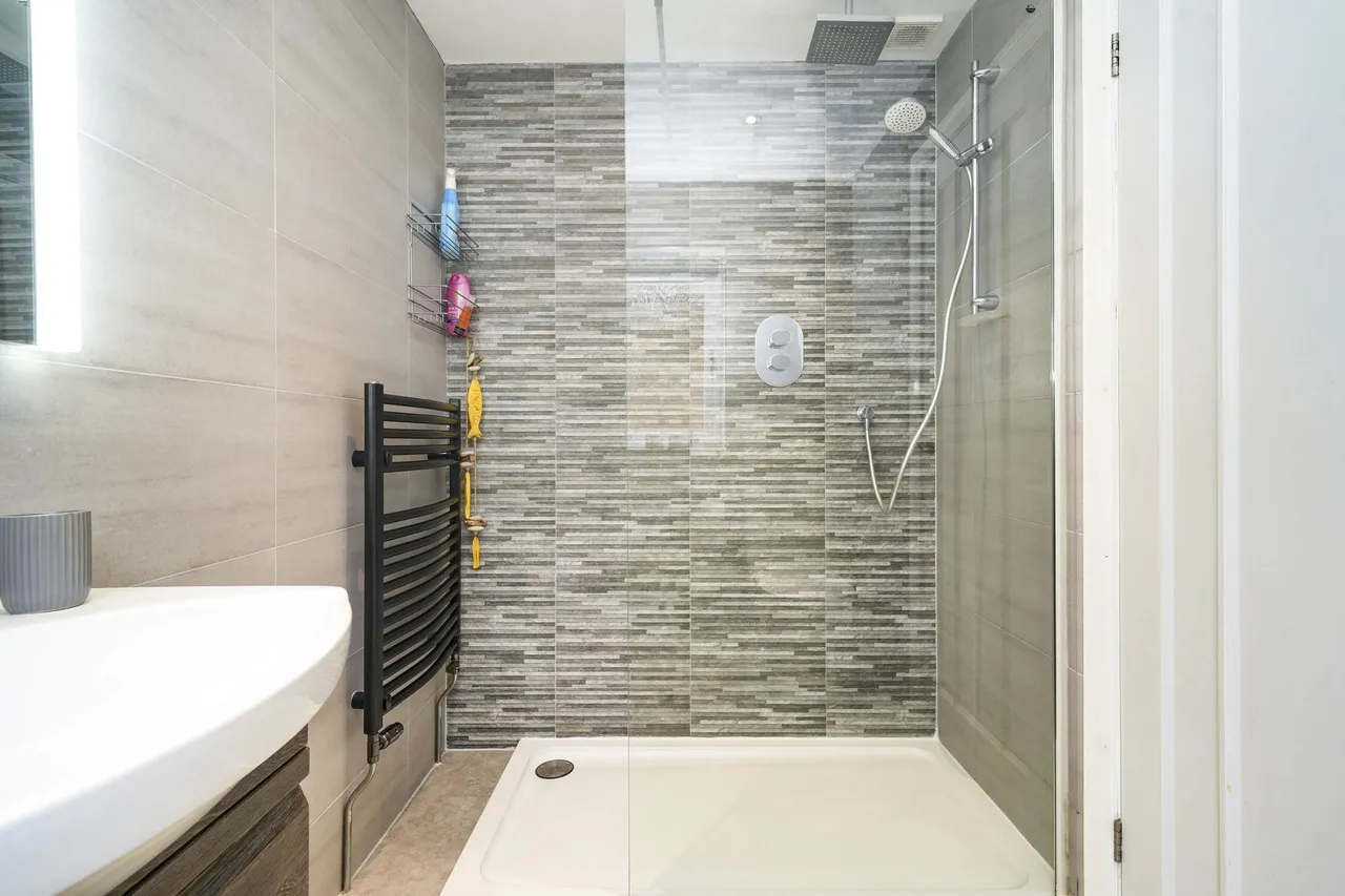 Salisbury Avenue, Hopwood, OL10, photo 18