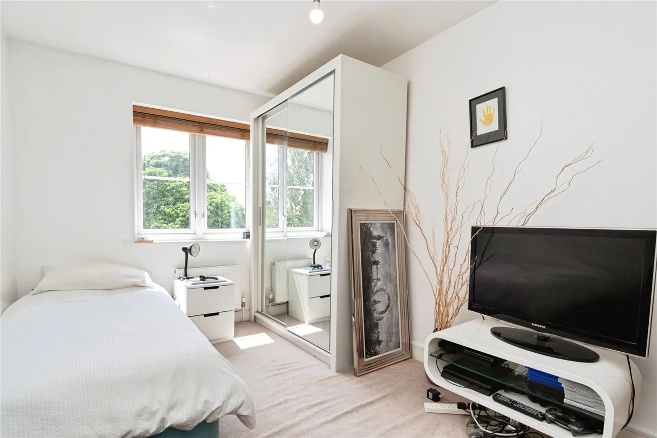 Lindale Close, ILFORD, Essex, IG4, photo 13