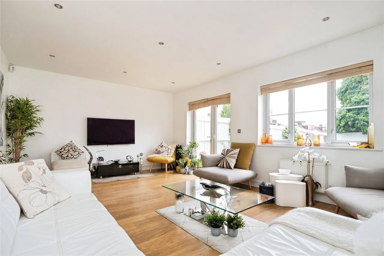 Lindale Close, ILFORD, Essex, IG4, photo 3
