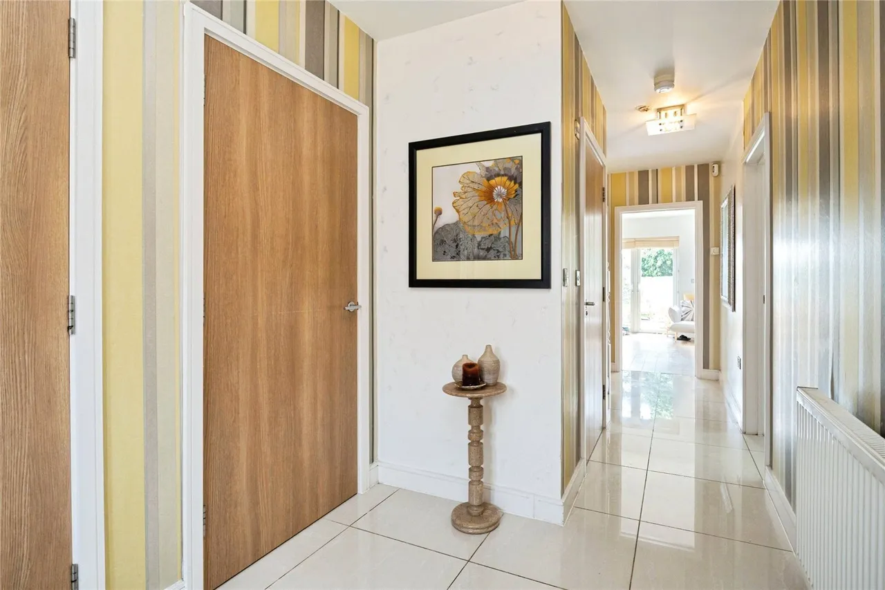 Lindale Close, ILFORD, Essex, IG4, photo 2