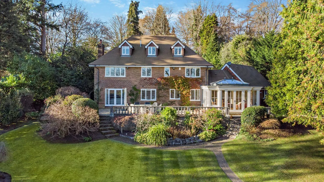 5 bed house for sale — Farnham Lane, Haslemere, Surrey, GU27 1EU