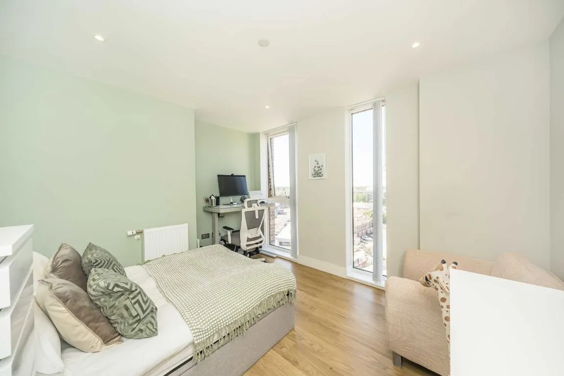 Plough Lane, SW17, photo 7