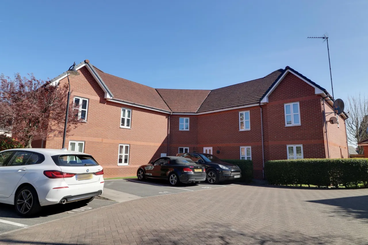 2 bed property for sale, St Georges Court, Crewe