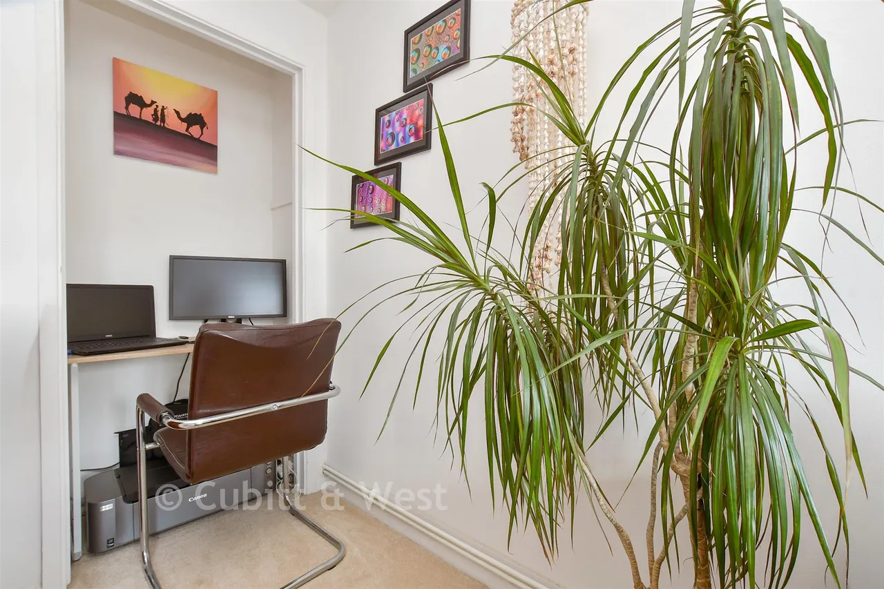 Levett Road, Leatherhead, KT22, photo 4