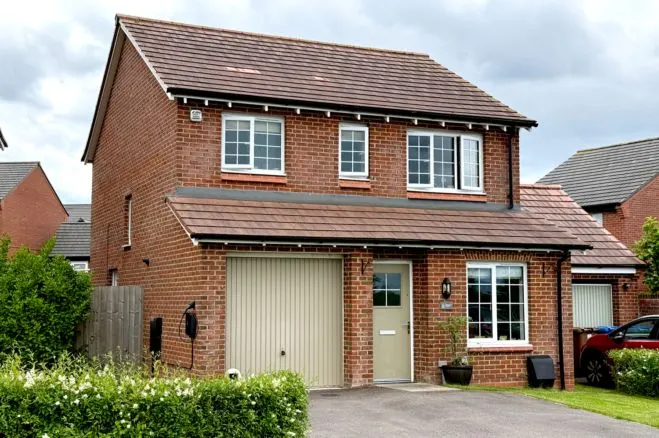 3 bed house for sale — Esthwaite Close, Manchester