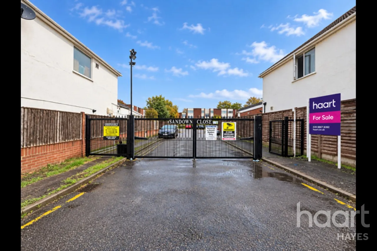 Sandown Close, Hounslow, TW5, photo 2