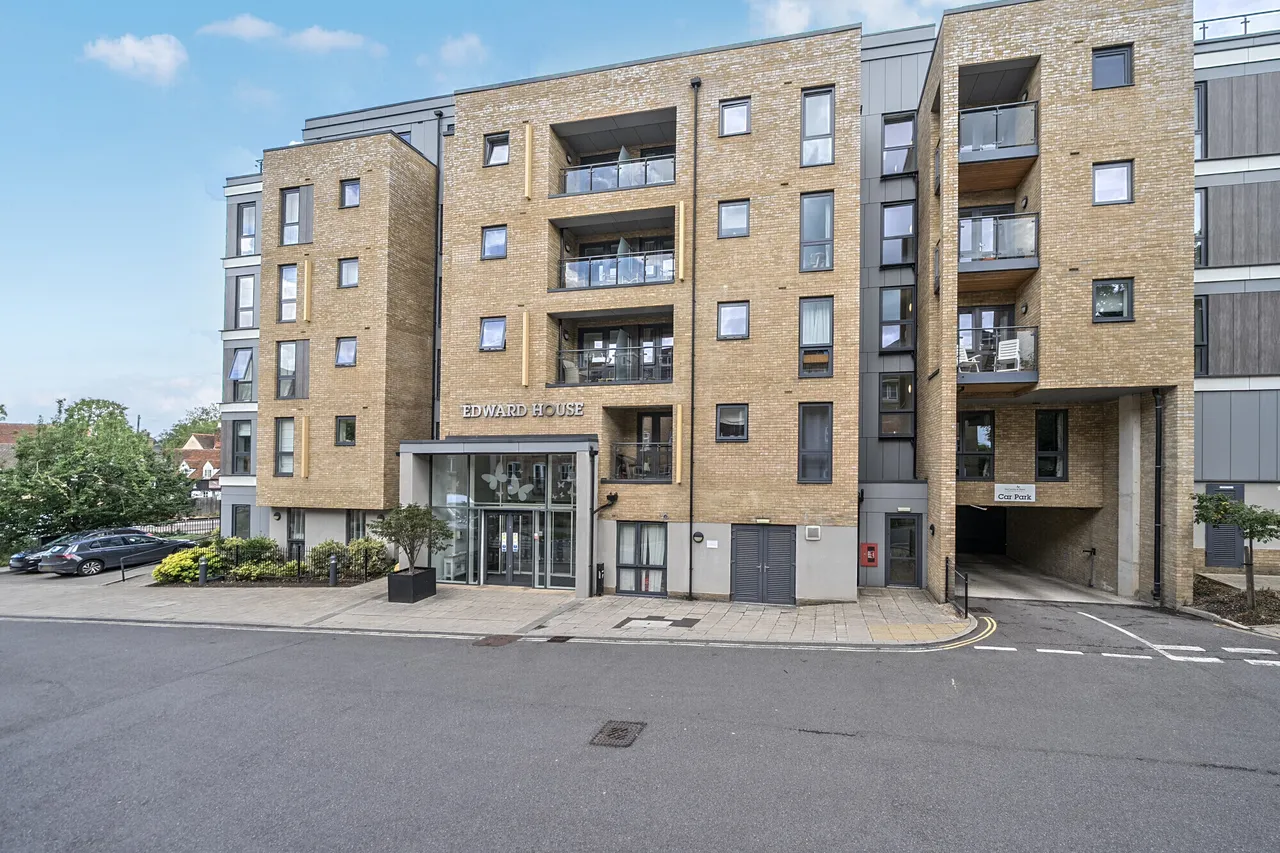 2 bed flat for sale — Pegs Lane, Hertford, SG13