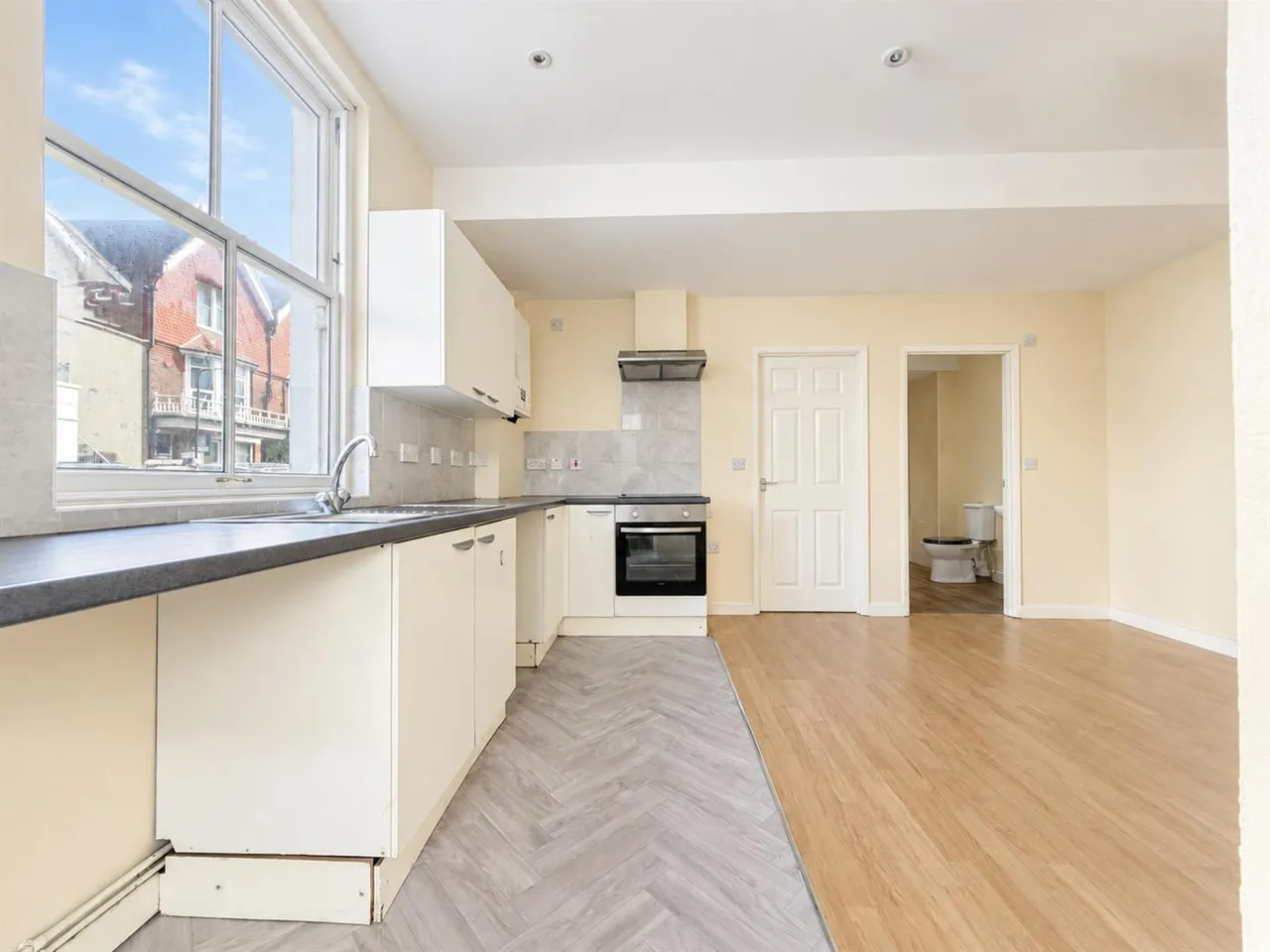 Seaside, Eastbourne, BN22 7NG, photo 5