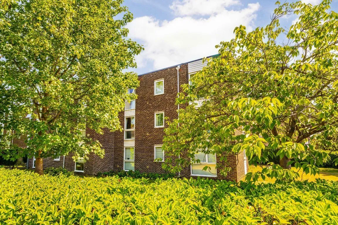 2 bed flat for sale, Lambourn Grove, KT1