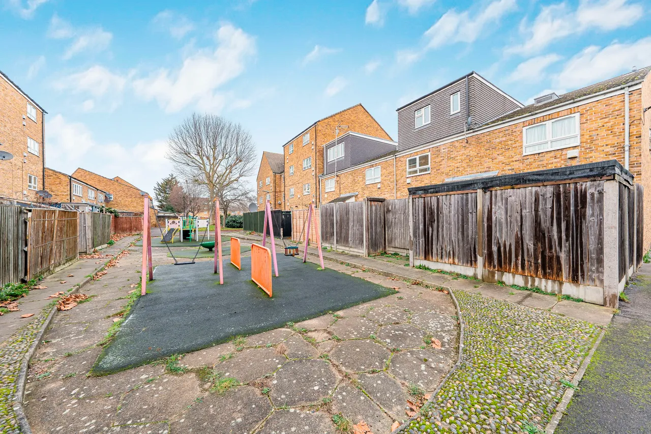 Logan Close, Hounslow, TW4, photo 9