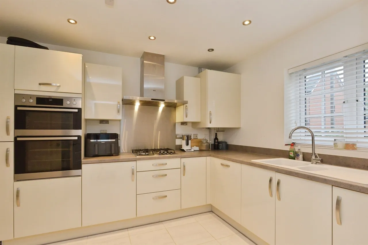 Devereux Court, Glebe Farm, Milton Keynes, photo 2