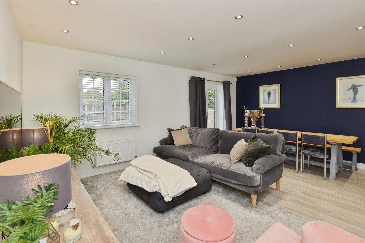 Devereux Court, Glebe Farm, Milton Keynes, photo 3