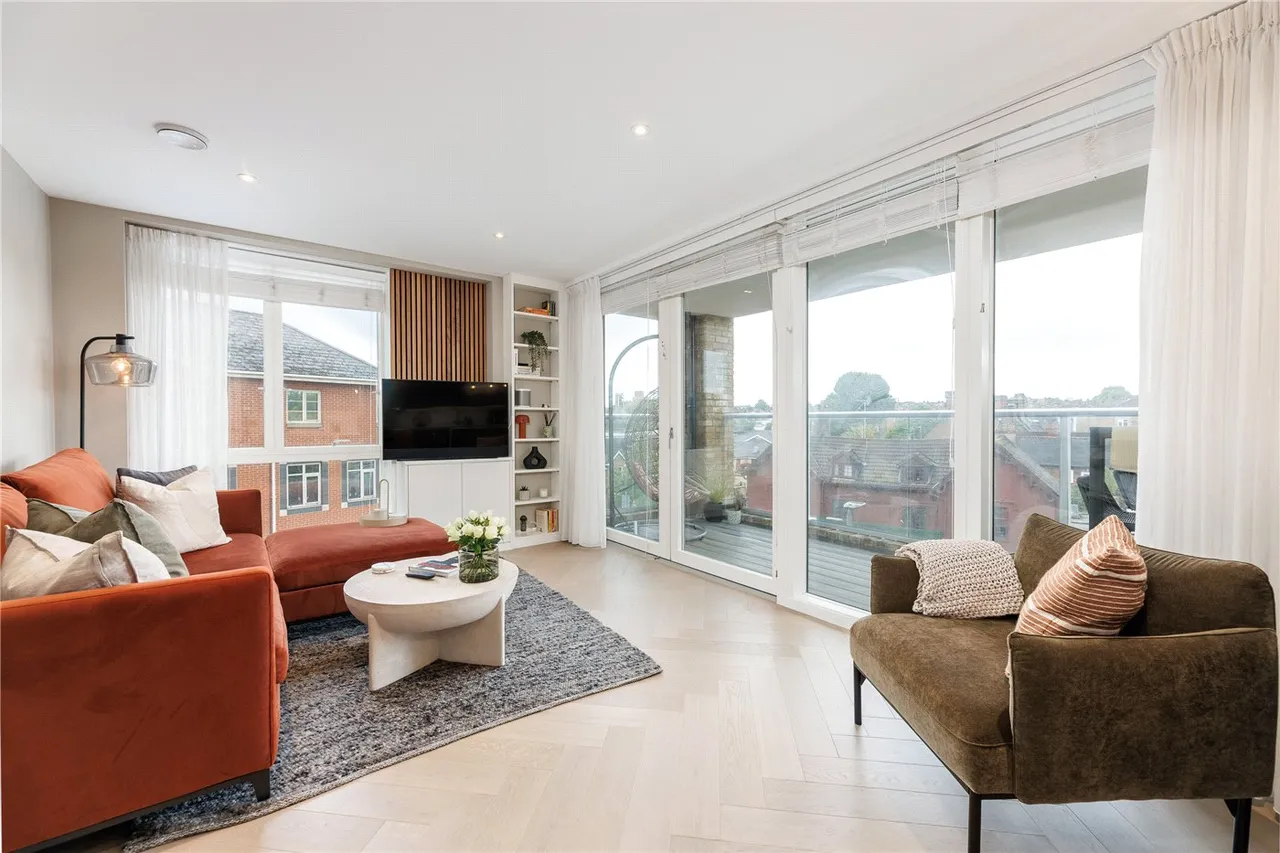Putney Bridge Road, London, SW18, photo 3