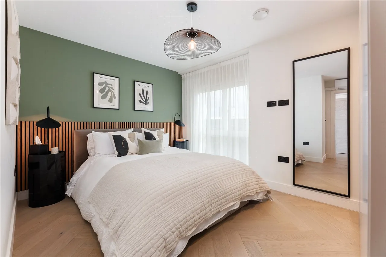 Putney Bridge Road, London, SW18, photo 5