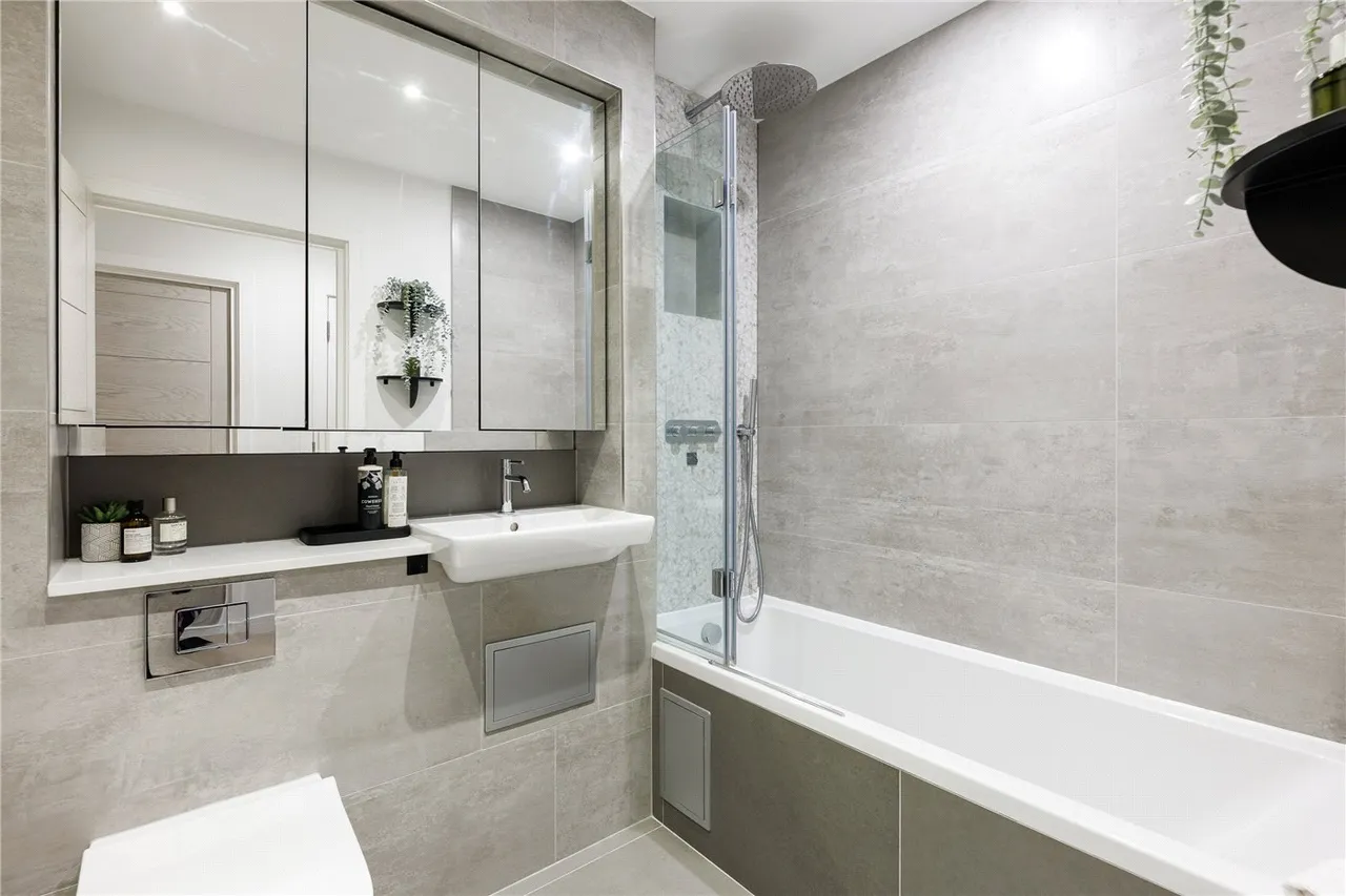 Putney Bridge Road, London, SW18, photo 6