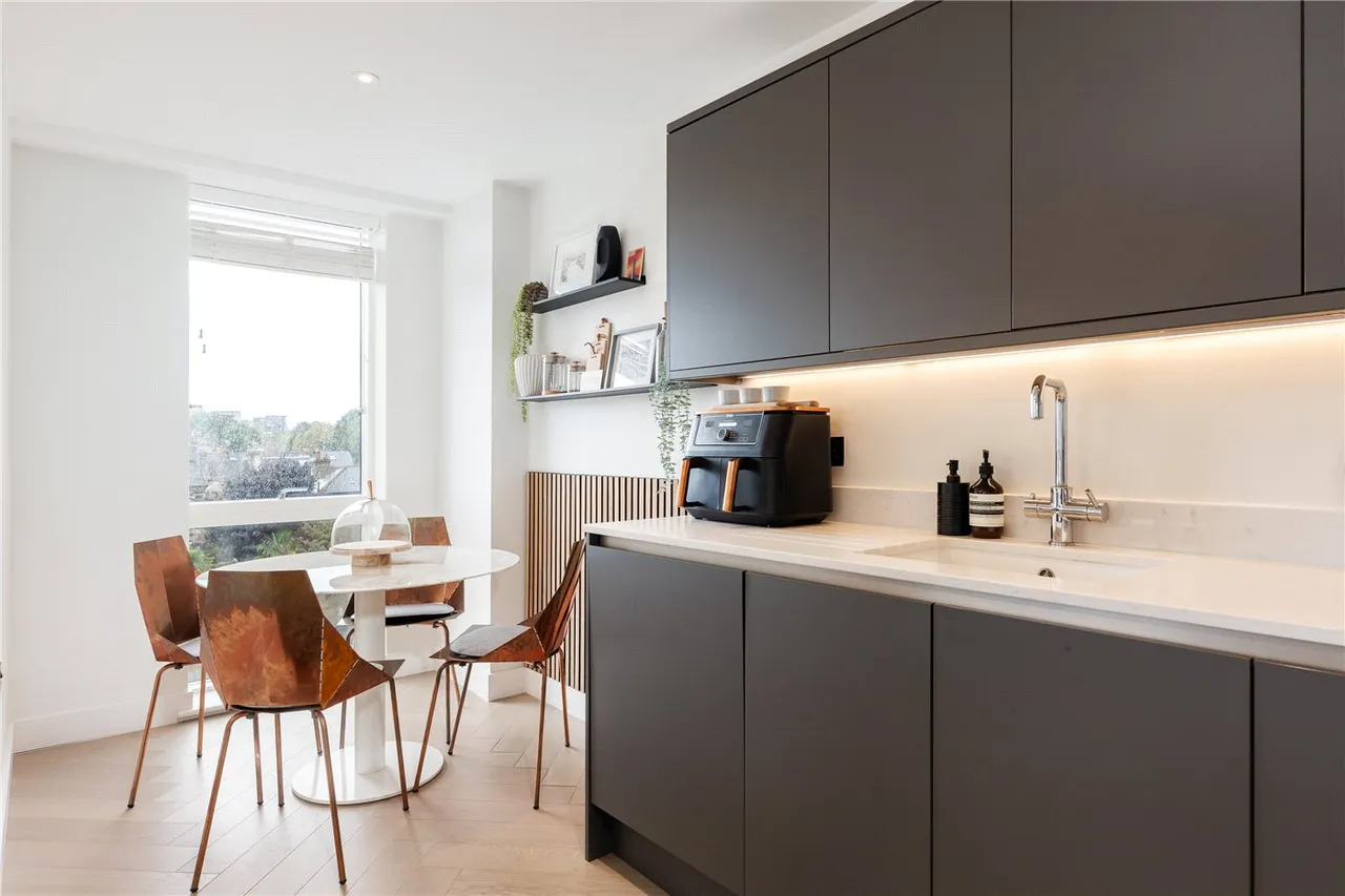 Putney Bridge Road, London, SW18, photo 4