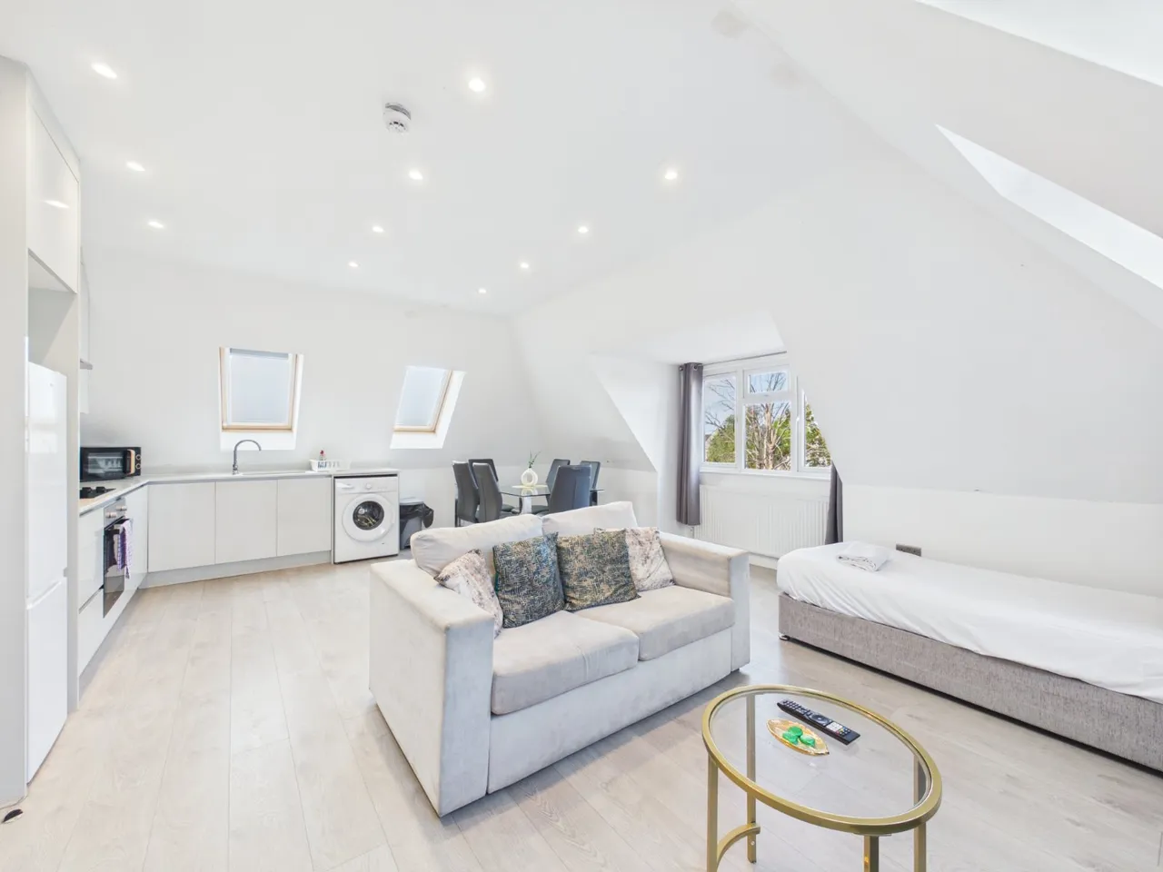 Desford Way, Ashford, TW15, photo 2