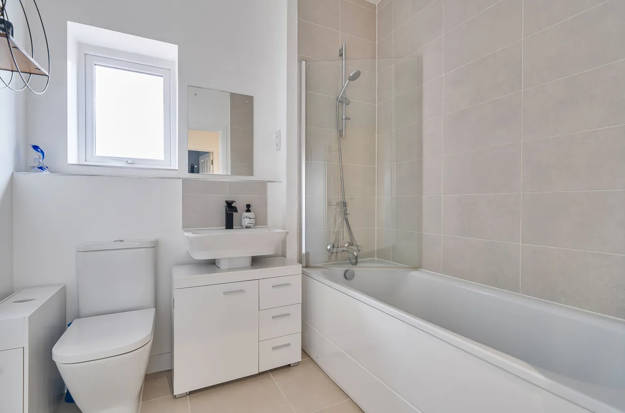 Bell Farm Way, Hersham, KT12, photo 8