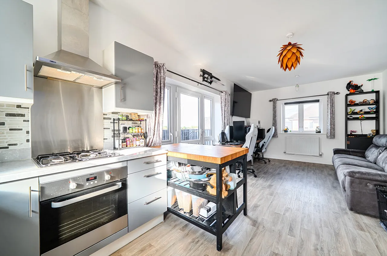 Bell Farm Way, Hersham, KT12, photo 14