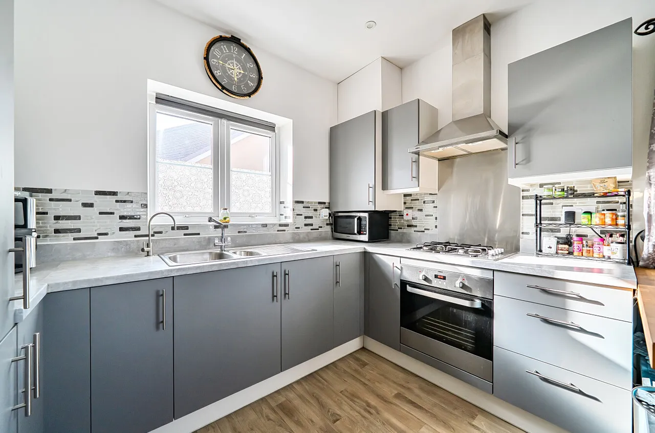 Bell Farm Way, Hersham, KT12, photo 2