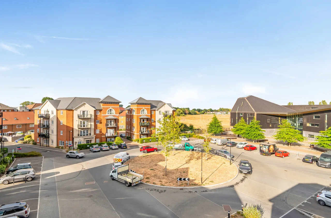 Bell Farm Way, Hersham, KT12, photo 18
