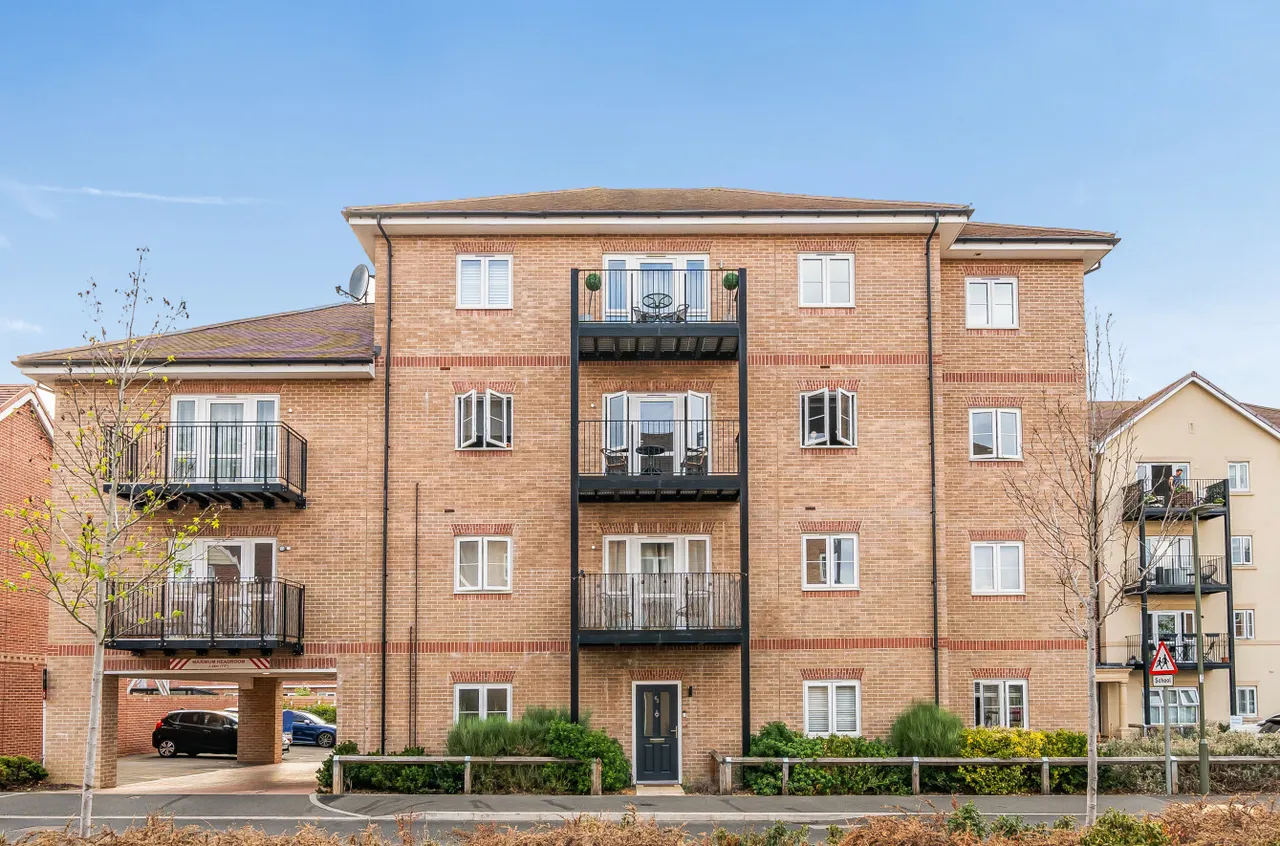 1 bed flat for sale, Bell Farm Way, Hersham, KT12