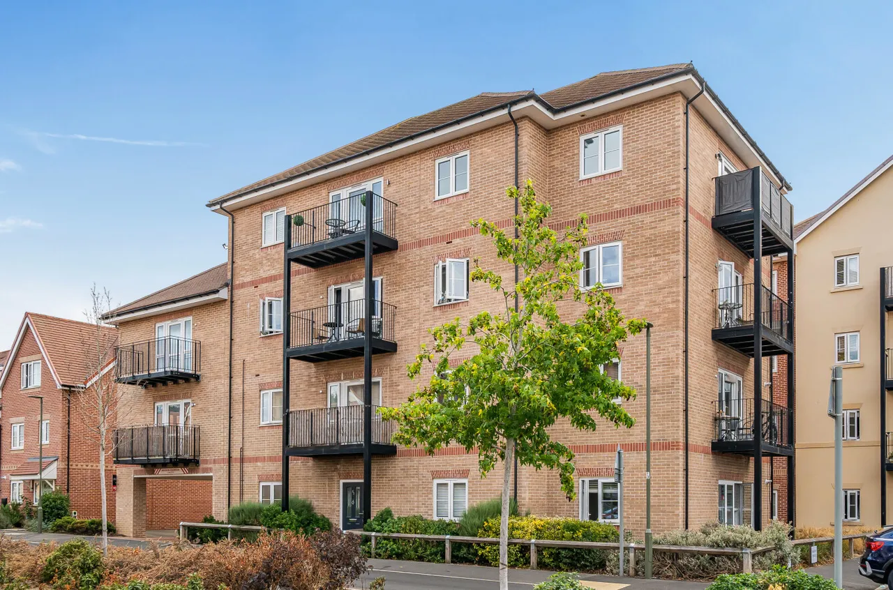 Bell Farm Way, Hersham, KT12, photo 16