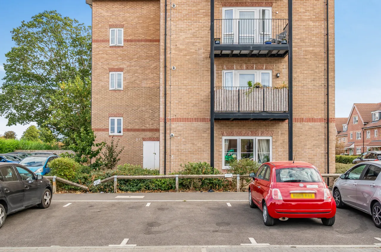Bell Farm Way, Hersham, KT12, photo 15
