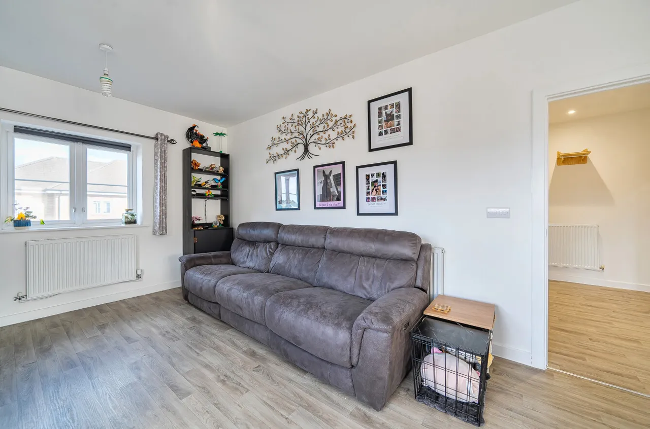 Bell Farm Way, Hersham, KT12, photo 5
