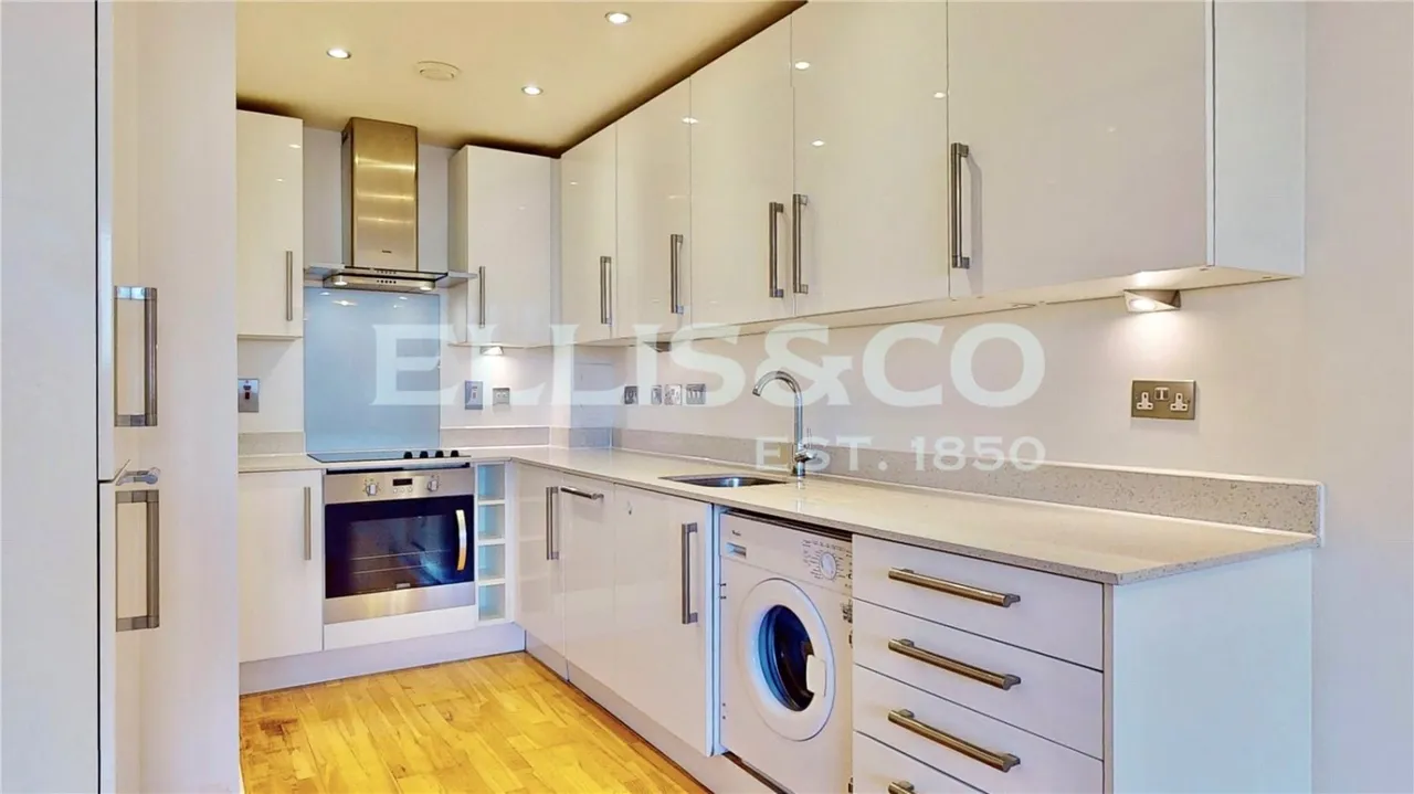 High Road, Wembley, HA9, photo 2