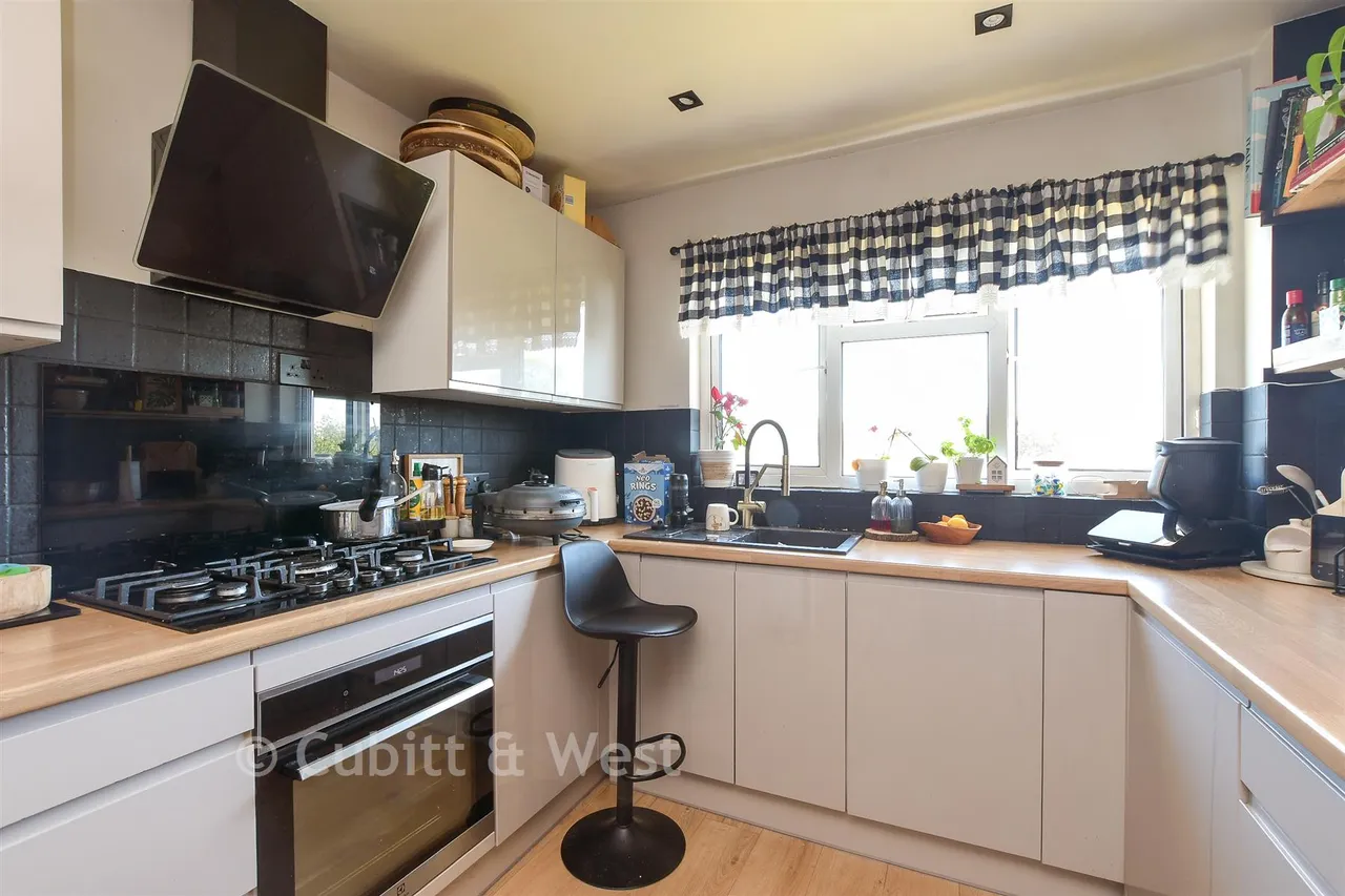 Castle Drive, Reigate, RH2, photo 2