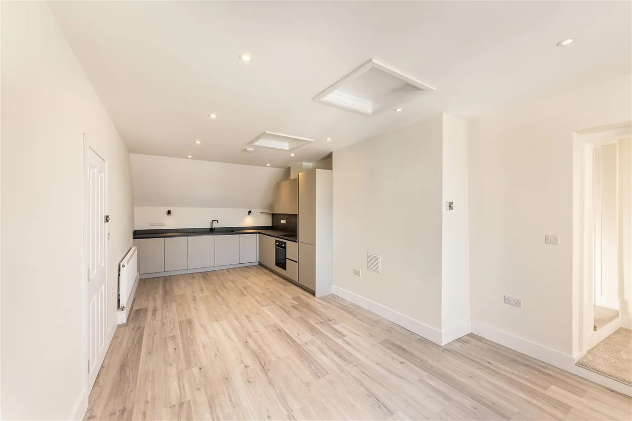 2 bed flat to rent, South Street, Dorking, RH4