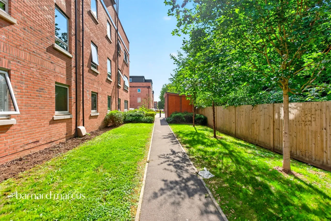 Montagu Crescent, Redhill, RH1, photo 19