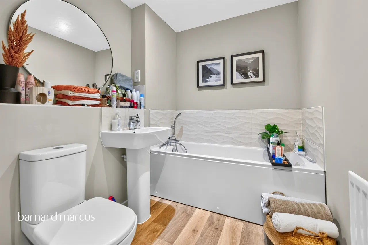 Montagu Crescent, Redhill, RH1, photo 12