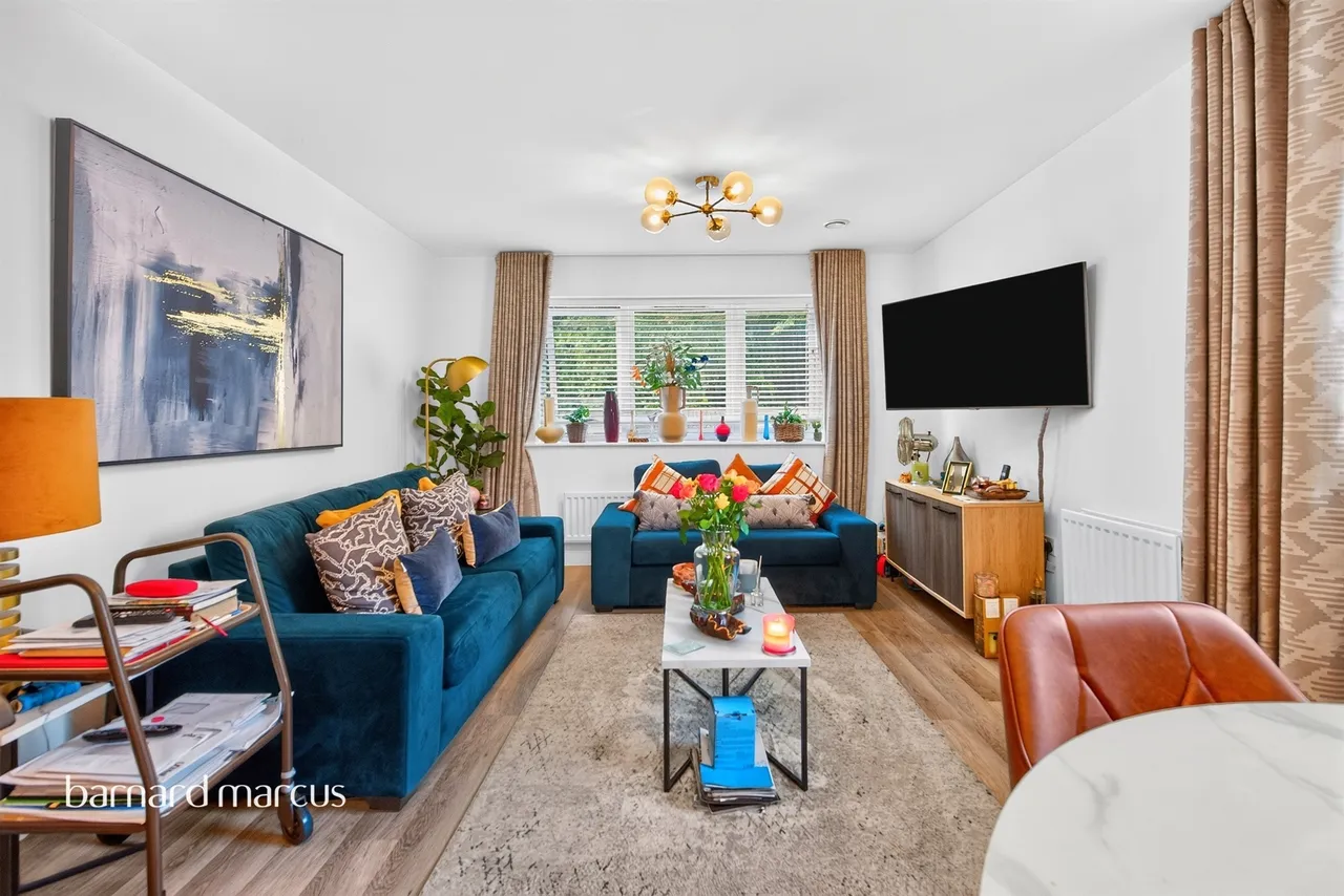 2 bed flat for sale, Montagu Crescent, Redhill, RH1