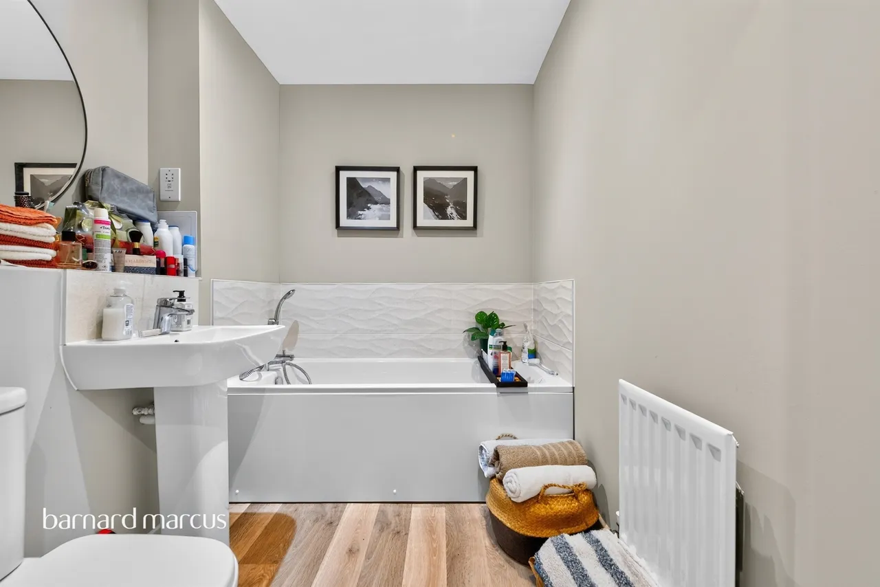 Montagu Crescent, Redhill, RH1, photo 15