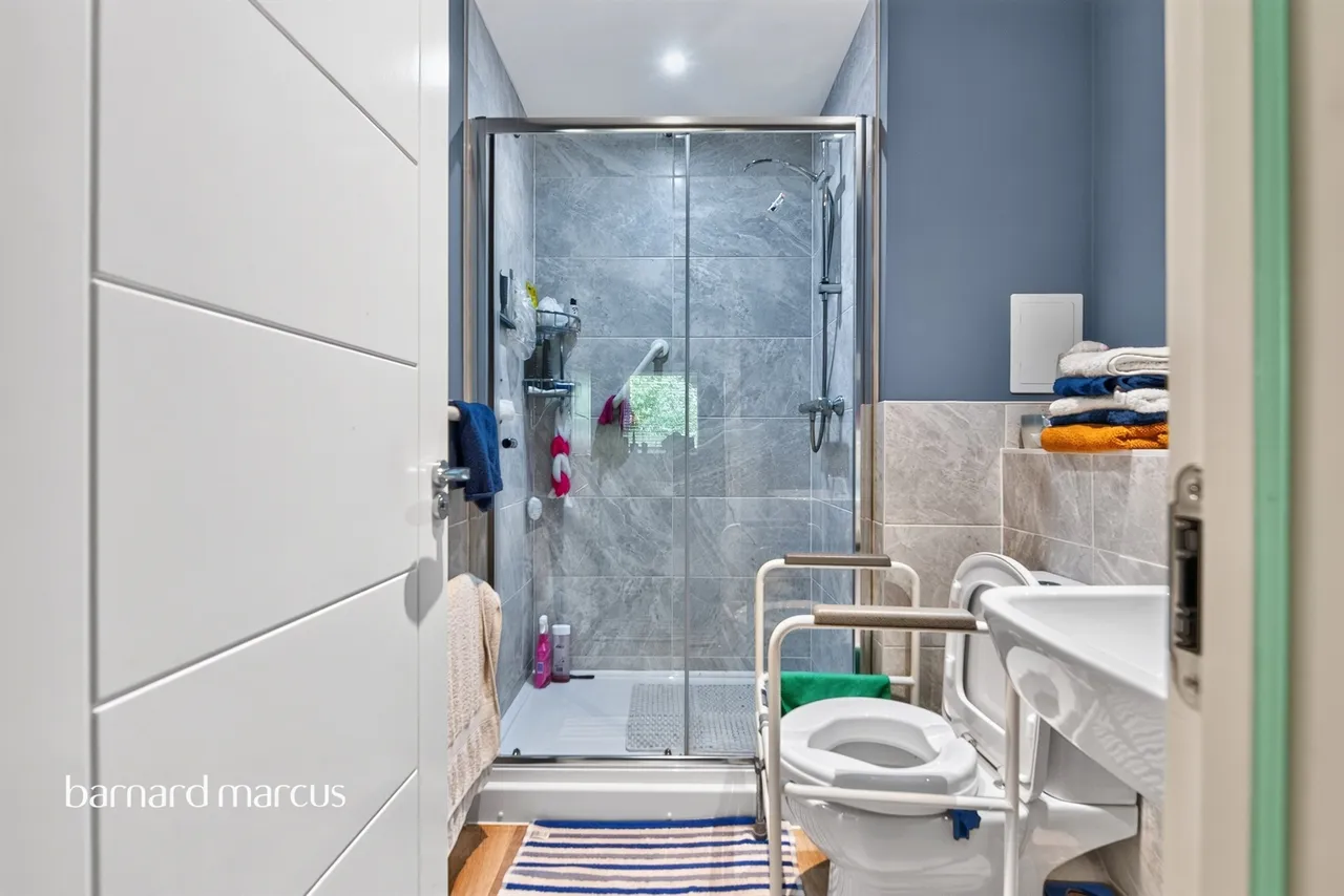 Montagu Crescent, Redhill, RH1, photo 16