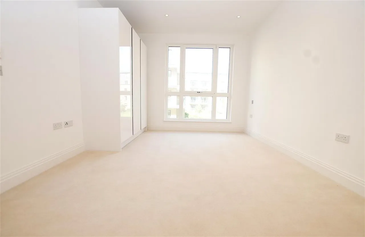Pinewood Gardens, Teddington, TW11, photo 3