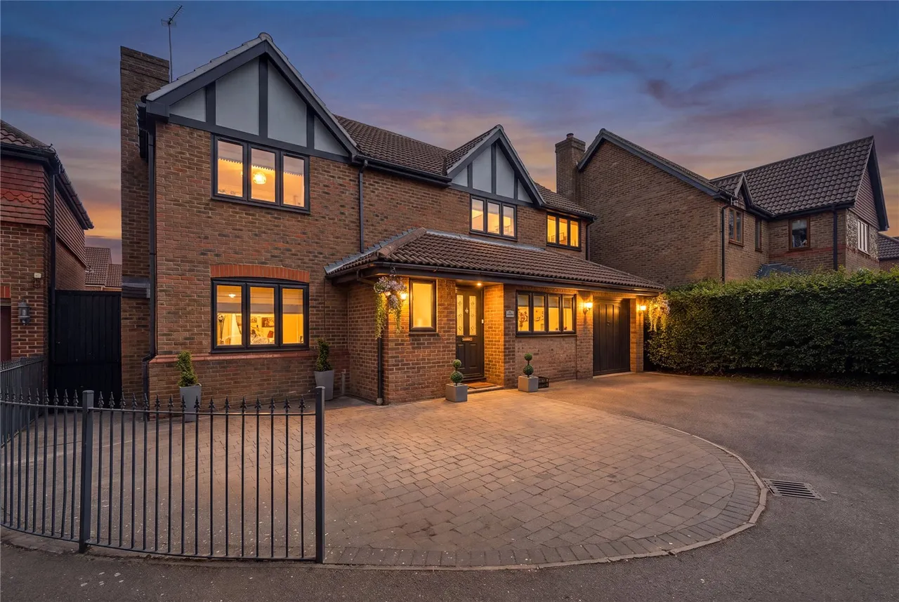 Brandon Close, Chafford Hundred, Grays, Essex, RM16, photo 4